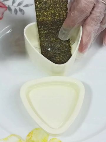 Triangular sushi mold] One lay and one press, DIY cartoon rice balls