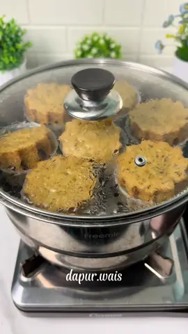 Kue enak dan simple yang gak pernah bosan bikinnya  Bahan : 2 buah pisang  1 btr telur 9 sdm gula pasir  Vanili 15 sdm terigu 1 sdm suus bubuk 1 sdt baking powder 1/2 sdt soda kue  8 sdm minyak 1 sdm meises #bolupisang #bolu #cemilan #resepkue #reseprumahan #resepmudah 