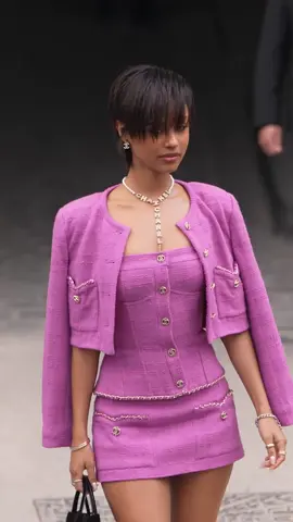 #Tyla beim Arrival der #FashionShow von #Chanel während der #ParisFashionWeek #PFW #tylawater #tylaedit #tylafashion #tylamusic #tylastyle #parisfashionweek #fashionweek #style #chanelfashion #chaneloutfit   Getty Images