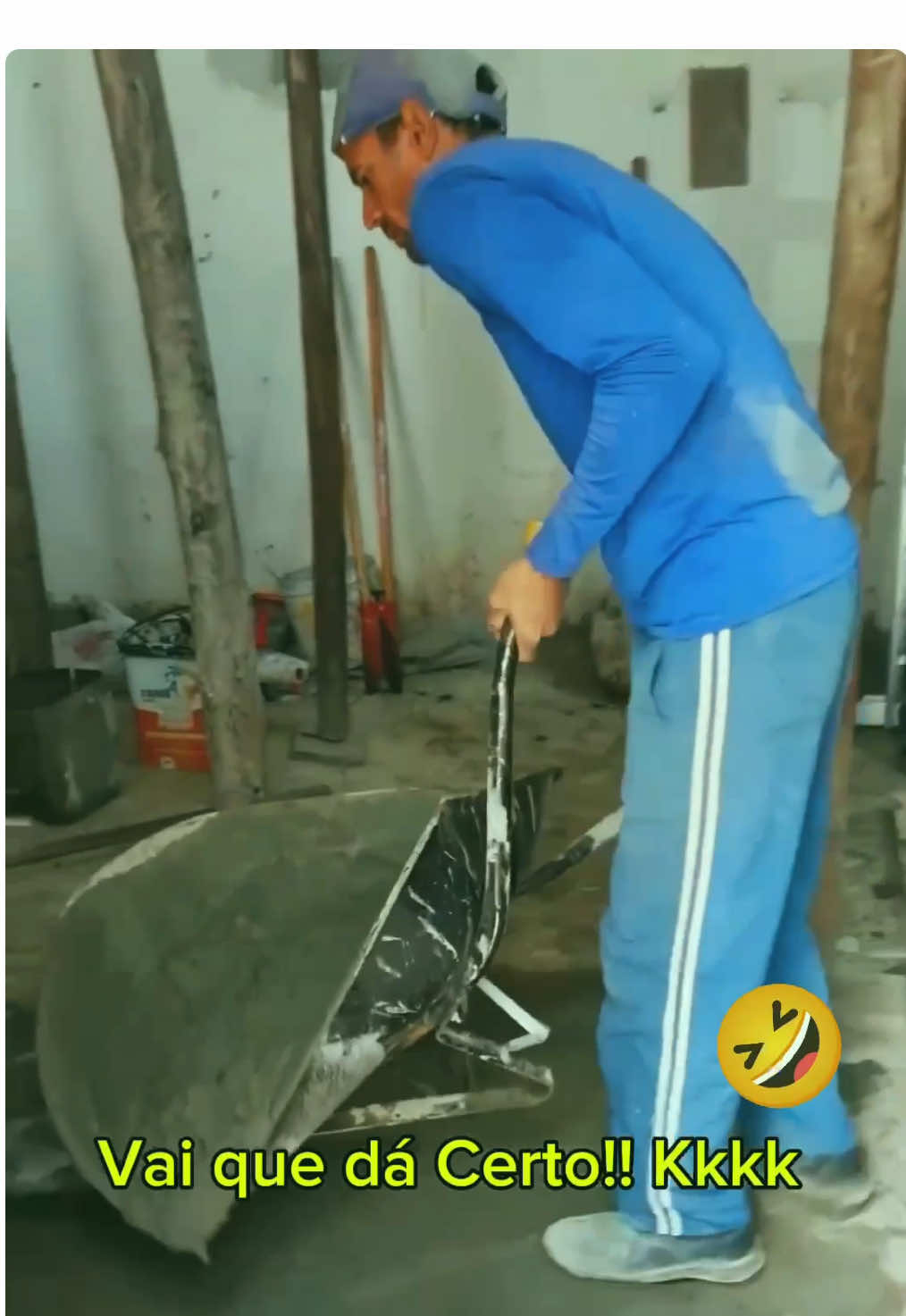 Quando a obra resolve testar sua paciência! Esse cara tentou andar com um carrinho de mão quebrado e o resultado… bom, melhor ver até o fim! 😂🏗️🔥 #ConstruçãoCivil #Obra #Engenharia #TrabalhoDuro #MemeDaObra #Engraçado #Fail #Viral #Fyp #ParaVocê 