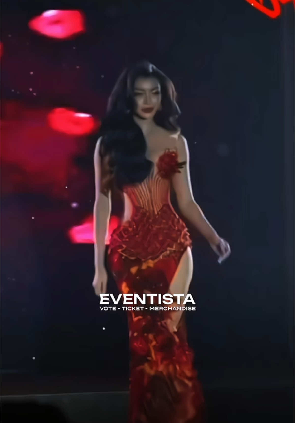 Thae Su Nyein diện lại chiếc Evening Gown tại Miss Grand International 2024 với layout tóc xoăn. Cô ấy có tất cả các yếu tố nhưng thiếu đi sự điềm tĩnh của 1 Queen #thaesunyein #eveninggown #missgrandinternational #missgrandmyanmar #myanmar #1votebyeventista #eventista #xuhuong #xuhuongtiktok #xuhuong2025 