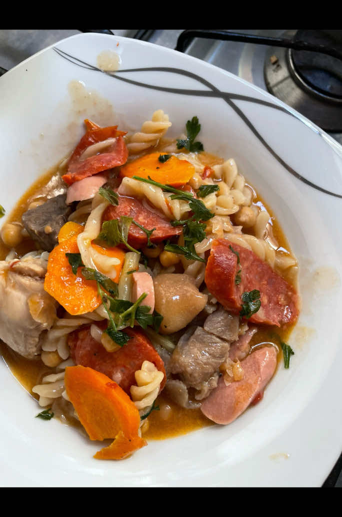 Massa com grau de bico 🍝 Atenção: o que faltar vcs acrescentam  1-dica: ferve a massa por alguns minutos (não pode ficar totalmente cozida) 2-dica: levei a cozinhar todas as carnes á parte, todas elas com os seus devidos temperos, 3-deixei o grau de bico em molho durante um 10h .  Só façam , depois me agradeçam.  #paravoceforyou #receita 