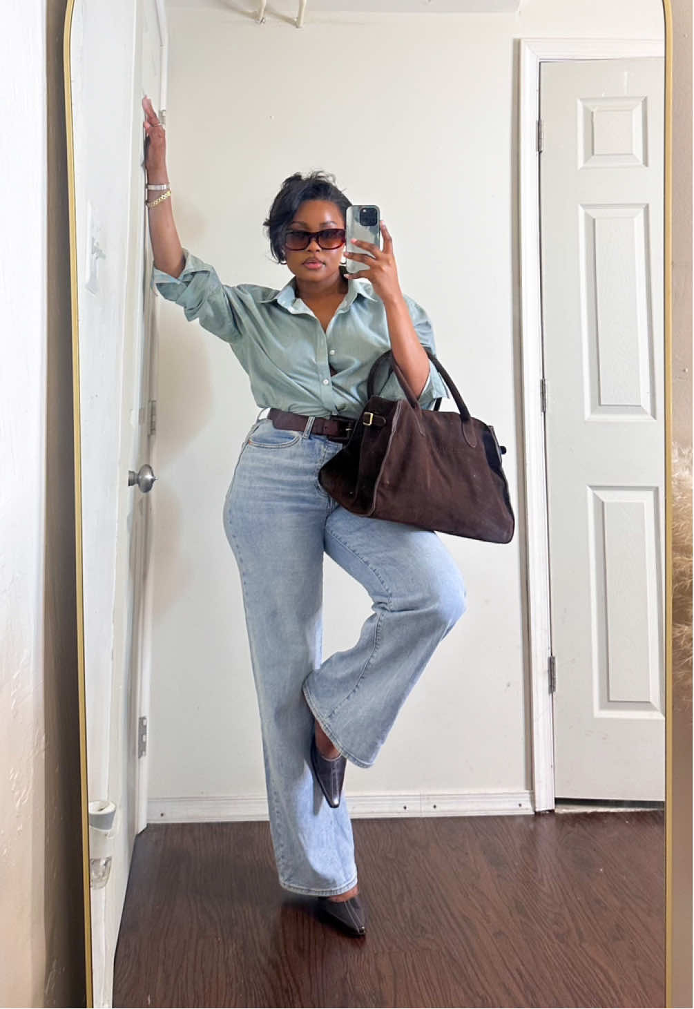 You can never go wrong with a pair of jeans and button up shirts for spring and summer wordrob staples… Button up - H&M  / Pant - S.O.NG / #fashiontrends #outfitideas  #ootdfashion #springoutfitideas 
