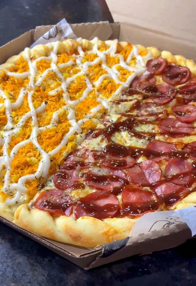 ✨Nossa pizza de Calabresa com BBQ está fazendo maior sucesso!🤩 Se só de olhar já deu vontade, imagina quando sentir o sabor? Corre e garante a sua agora mesmo!😋🍕  📲 Peça pelo nosso WhatsApp e receba em casa rapidinho! _____________________________________ 🛵 Delivery até as 22:00 🔻Confira em nossa Bio o link para Pedidos! 📲 WhatsApp (88)9 9718-8170 📍Ficamos Localizado no Sítio olaria, Zona Rural de Viçosa do Ceará, 4km do centro! . . . . . . #deliciasdaesquina #esfiha #esfihalovers #esfihas #delivery #pizzaria #lanchonete #minisalgados #pizza #pizzalover #pizzaria #pizzalovers #esfihadoce #delicious #chocolate #esfihaaberta #vicosadoceara #vicosa #serradaibiapaba 