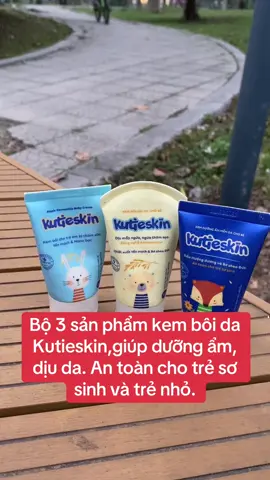 Sản phẩm trong ảnh là kem dưỡng da Kuteskin dành cho trẻ em, giúp dưỡng ẩm, làm dịu da và hỗ trợ phục hồi tổn thương da. Sản phẩm chứa các thành phần tự nhiên như yến mạch, bơ shea và nano bạc, an toàn cho trẻ sơ sinh và trẻ nhỏ.
