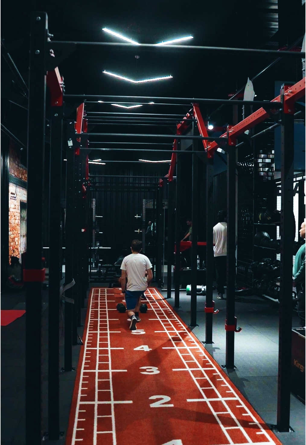 Es-tu prêt(e) à dépasser tes limites ? 💪 Que tu sois sur le ring ou en pleine séance de sport, chaque mouvement te rapproche de ton objectif. Rejoins-nous à On Air Fitness Casablanca et fais de chaque entraînement une victoire. Prêt(e) à relever le défi ? #onaircasablanca #workout #Fitness #workoutvideo #musculation #bodybuilding #noexcuses #trainhard #pushyourlimits #nolimits #boxe