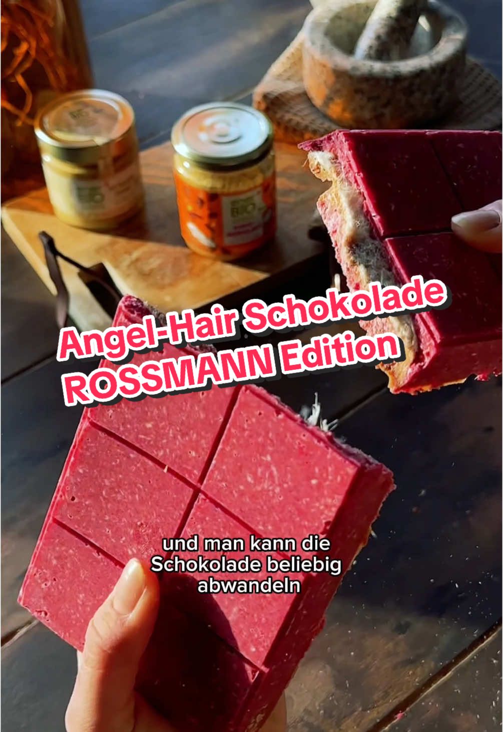 Angel Hair Chocolate x ROSSMANN Edition 🍫 Wir mussten den Trend einfach ausprobieren und sind begeistert! 😍 Für deine weiße Schokoladentafel brauchst du: ✨ Das Exquisite Tafel White Coco ✨ enerBiO gefriergetrocknete Himbeeren ✨ enerBiO Kokos-Mandelmus ✨ Türkische Zuckerwatte ✨ Eine geeignete Silikonform Für deine dunkle Schokoladentafel brauchst du: ✨ enerBiO RAW Chocolate mit Dattelsüße (85% Kakaoanteil) ✨ enerBiO Pistaziencreme ✨ Türkische Zuckerwatte ✨ Optional: Kadayif ✨ Eine geeignete Silikonform Hast du die Schokolade schon ausprobiert? #rossmann #angelhairchocolate #angelhair #foodtrends #angelhairschokolade #schokolade #selfmadechocolate