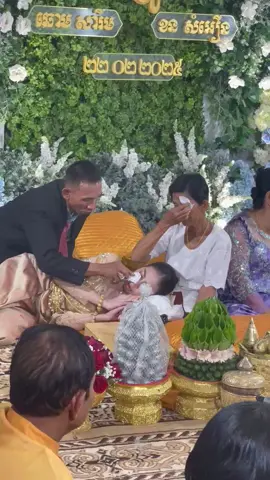 ពេលខ្ញុំកាត់ខាន់ស្លាខ្ញុំនឹកម៉ែខ្ញុំណាស់.   🥹 ហេតុអ្វីម៉ែស្លាប់ចោលកូនម៉ែចង់ឃើញកូនការ ឥឡូវកូនការហើយបែបជាគ្មានម៉ែ🥹