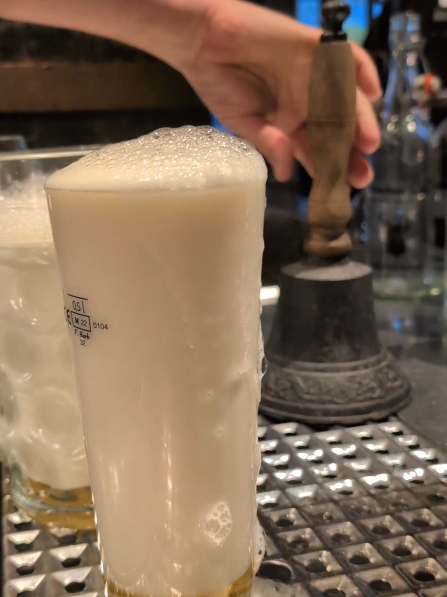 A saubere Hoibe ausm Hoizfass in der Münchner Stubn - guad👌 @Da Bier i dahoam @muenchnerstubn  @Munich Beer World  #münchnerstubn #bavarianbeerworldwide #beerworldwide #bayerischesbier #urtyp #1634 #hauptbahnhofmünchen #sicherheitshalbe #bier #halbe #helles #bierschaum #bayerischesudmanufaktur #zeithalter #paulanerworldwide #bierlehrer #beer #bierkultur #ozapftforever #hoibe #klingel #schankkellner #dringa #holzfasshalbe #munich #münchen #tagderbierenden #halbebier #dabieridahoam #wirtshauswiesnmuenchen