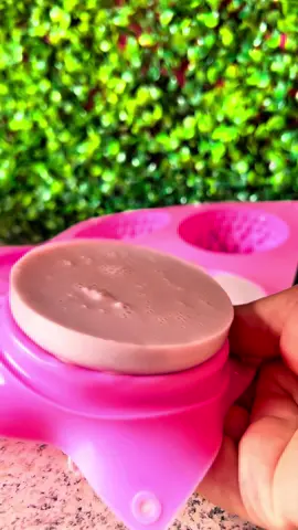 Sabonete artesanal de LAVANDA FRANCESA🪻 💜 Um banho de calma e bem-estar! ✨ Nosso sabonete artesanal de lavanda francesa traz o aroma delicado e relaxante dessa flor encantadora, deixando sua pele macia e perfumada.  Transforme seu momento de autocuidado! ✨ Link na bio✨ Ou nos chame por aqui🫧