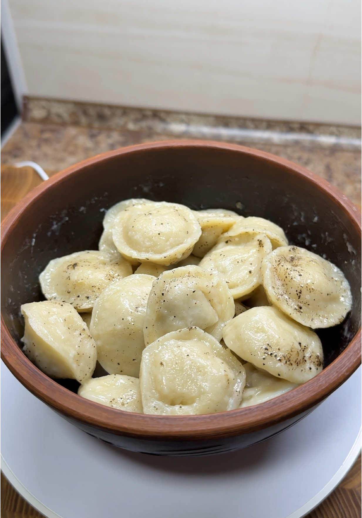 Домашні пельмені🔥 Для тіста: борошно 600г ﻿﻿холодна вода 300мл ﻿﻿оцет 1 ст.л.  ﻿﻿сіль 1 ч.л. ﻿﻿олія 3 ст.л. Начинка: ﻿﻿фарш (в мене яловичина+ свинина) 400г ﻿﻿цибуля 2шт ﻿﻿холодна вода або бульйон 100мл ﻿﻿сіль/перець за смаком🔥