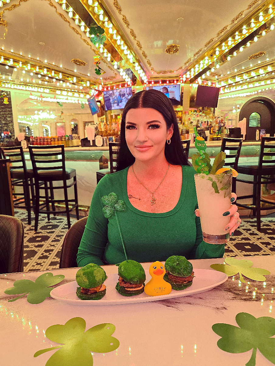 The Sugar Factory has some amazing St Patrick's Day 🍀 specials & you do not want to miss out. Going on now until March 22nd.💚 #sugarfactory #hardrockhotel #hardrocktampa #tamparestaurants #tampafoodie #hardrockcasino #stpatricksday #tampabay #tampadatenight #stpaddysday 