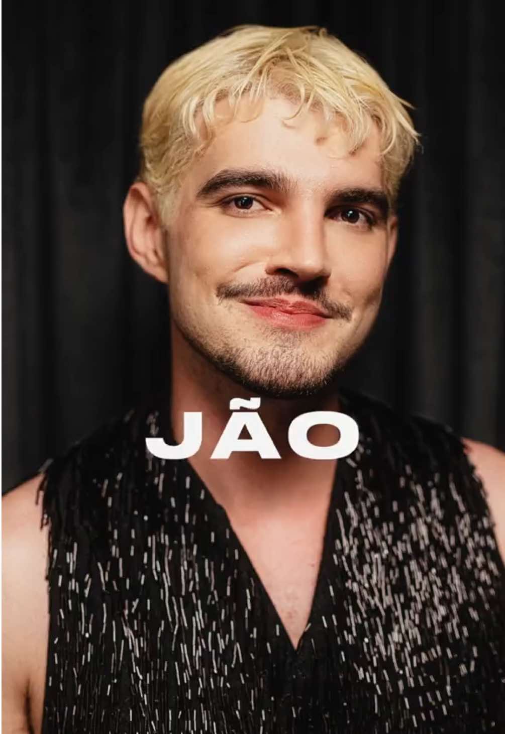 🎤🔥 JAO CHEGANDO NA SUPERDOSE 2025! 🔥🎤 Ele dispensa apresentações! @jao está confirmado como participação especial na Superdose 2025, e a gente já sabe que vem emoção, entrega e um momento inesquecível. ✨🚀 📍 16/03 - 21h | AO VIVO no @chillibeansoficial no TikTok! Tá pronto pra sentir essa energia? 😎🎶 #Superdose2025 #VemComChilli #ExageradamenteChilli #AoVivoNoTikTok #ChilliBeans