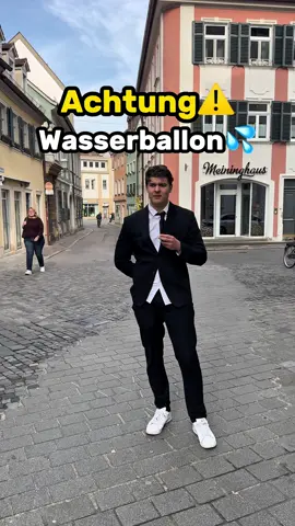 Achtung Wasserballon ist BACK!😁💦#nicoduscht #comedy  Die in diesem Video gezeigten Inhalte wurden von professionellen Schauspielern inszeniert und entsprechen nicht der Realität. Es ist niemand zu Schaden gekommen. Es wurde niemand gemobbt oder belästigt.