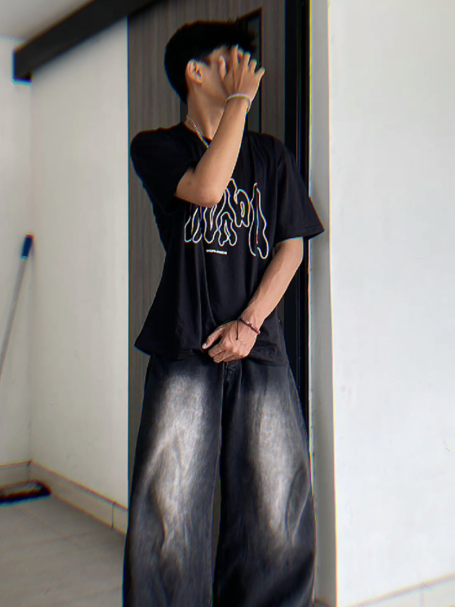 🔥 Outfit streetwear yang bikin lo makin keren! 🔥 T-shirt premium dengan desain eksklusif yang simple tapi tetap standout. Bahan adem, nyaman dipakai seharian! 💥 Ready stock, langsung checkout sekarang! 💥 📌 Klik Keranjang Kuning sekarang biar nggak kehabisan! outfit by: hangskyy #OOTDStreetwear #TshirtKeren #StyleAnakSenja #OutfitKece #BajuHitam #ViralFashion #FYP #MurahBerkualitas #LangsungCheckout #outfitpetir⚡ 