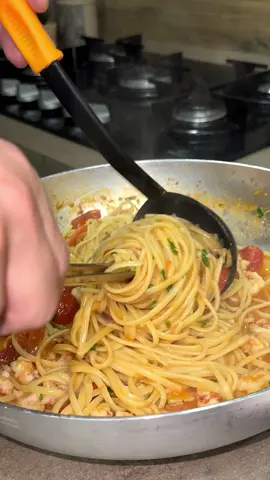 Linguine con gamberoni buonissime Ingredienti per 4 persone 400 g di pasta 1 kg di gamberoni 250 g di pomodorini datterini 1 ciuffo di prezzemolo 1-2 scalogni 2-3 spicchi d'aglio Olio evo q.b. Sale q.b. Peperoncino q.b. (facoltativo)