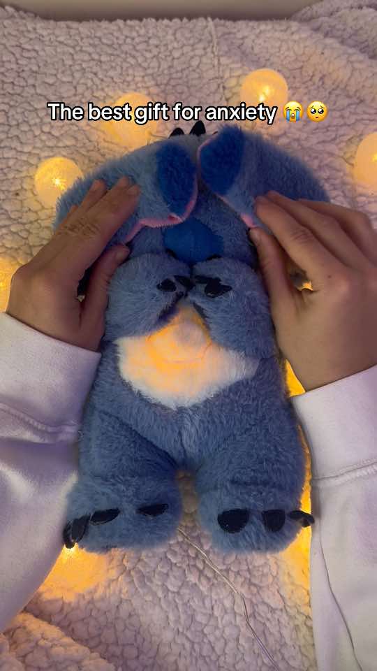 This is the stuffed animal that makes me calm all night 🥺 #stitchbreathing #stitch #liloandstitch #ohana #lilostitch #stitchlover #breathingplushie #stitchbraids This is the stuffed animal that breathes in the form of a stitch that works as a human breath and quiet music to be able to be alone at night and not have anxiety or fear. There is no better bed company than the stitch that breathes