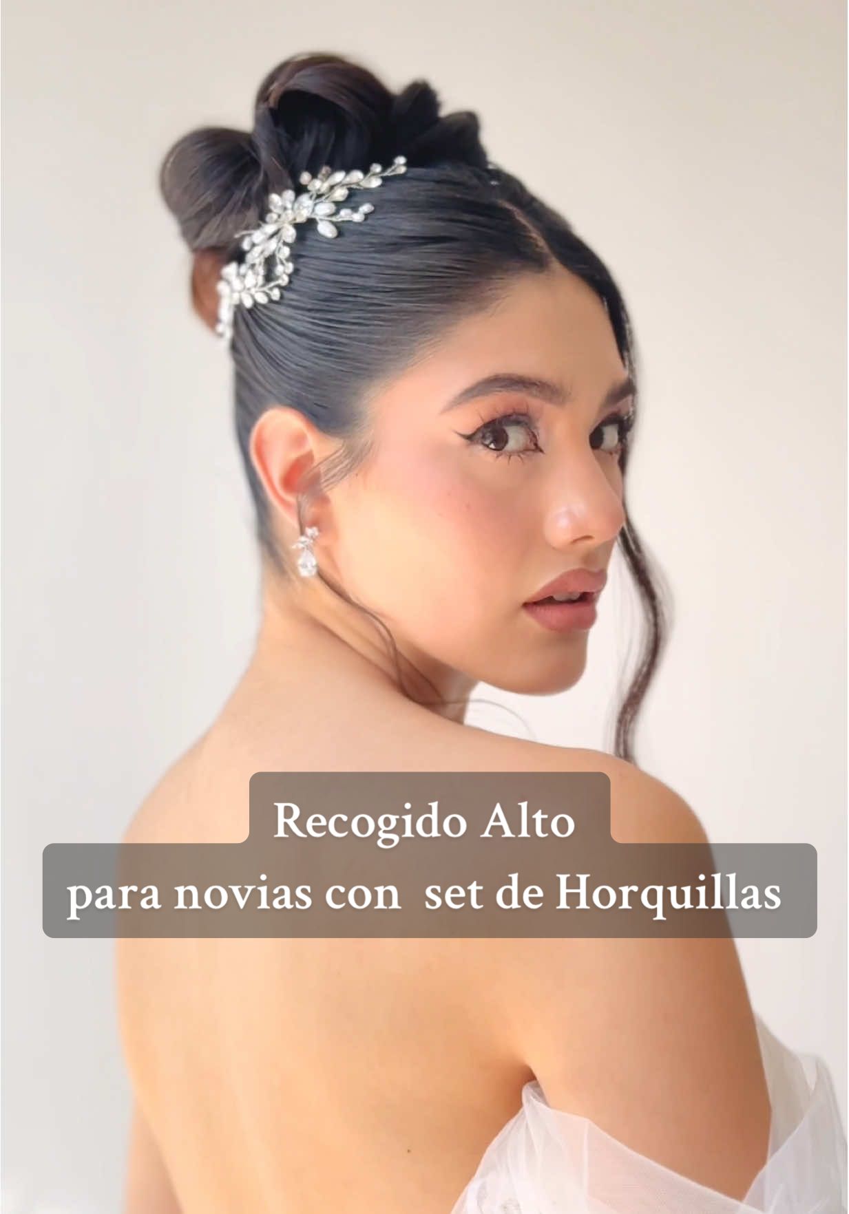Hoy te muestro cómo un recogido alto sofisticado, creado por la talentosa @alondraa_cervantes, se transforma con el accesorio correcto. Usamos un set de horquillas con perlas y cristales de AGUIAR NOVIAS, logrando un efecto elegante, etéreo y atemporal. ✨ 🔹 ¿Por qué elegir un recogido alto? ✔ Estiliza el cuello y alarga el rostro. ✔ Mantiene el cabello en su lugar toda la boda. ✔ Resalta los detalles de tu vestido y accesorios. 💡 TIP PRO: Si tu vestido tiene escote alto o detalles en la espalda, este peinado es ideal para lucirlo. Combínalo con aretes statement para un toque extra de glamour. ¿Te gustaría que hiciéramos más combinaciones de peinado y accesorios? 💬 Cuéntame en comentarios. 📍 Encuentra estos accesorios en AGUIAR.MX ✨ Maquillaje @fernandarguezmakeup  Vestido @isabellanovias  Modelo @lizzi_mtz1301 By @capitalmodel  #NoviasAguiar #PeinadosDeNovia #AccesoriosParaNovia #BridalLook #WeddingHairIdeas #novias2025 #bridetobe 