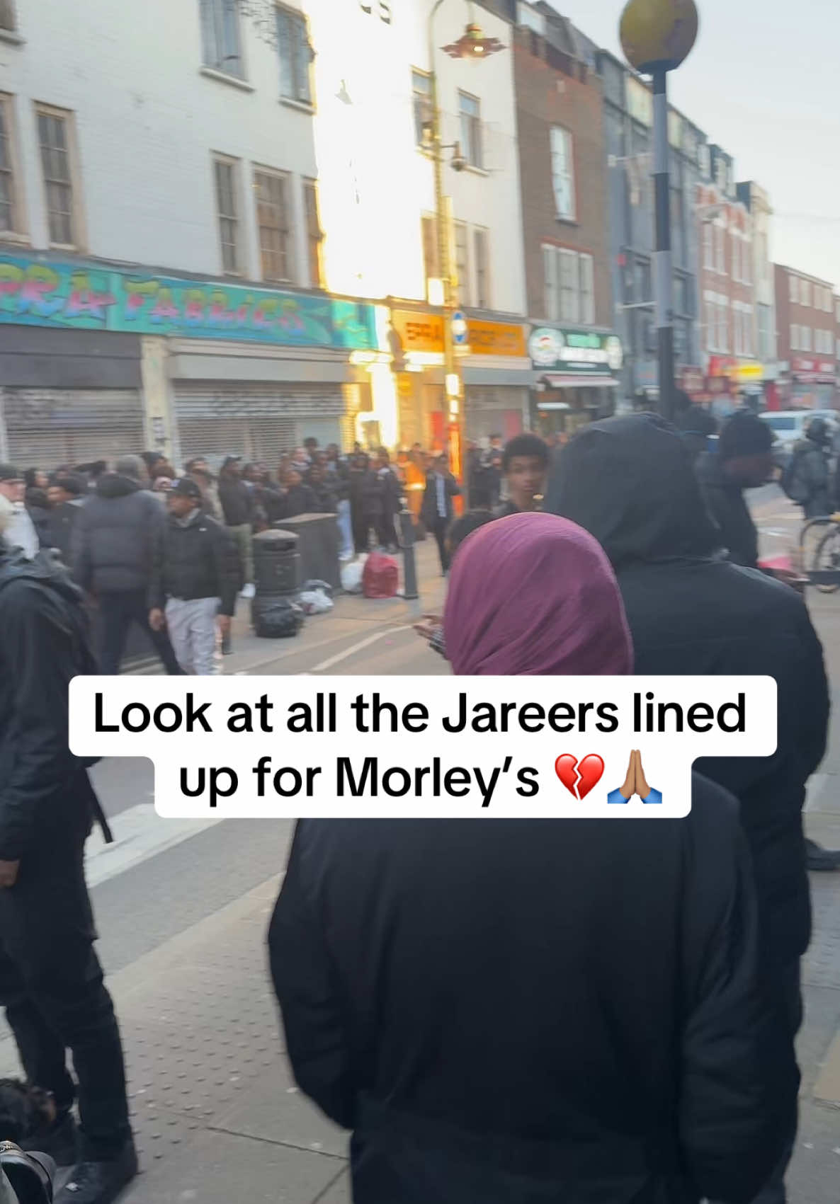 I was one of those Jareers lining up. I went home after 5 mins 💔🙏🏽. #whitechapel #eastlondon #eastldn #morleys #chickenandchips #thehood #makingitoutthehood #notmakingitoutthehood 