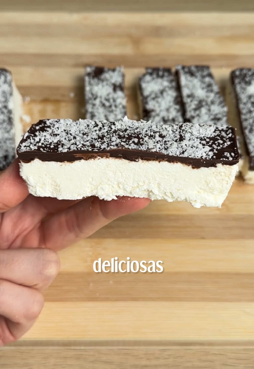 BARRITAS DE COCO CON SOLO 4 INGREDIENTES 🥥🍫 ◼ INGREDIENTES: ▪ 300g de yogur griego ▪ 70g de coco rallado ▪ 1 cda de miel ▪ 70g de chocolate derretido ⏳ Tiempo: 3h 20 min | ❄ Requiere congelación 1⃣ Mezcla yogur griego, coco rallado y miel. 2⃣ Extiende en un molde rectangular y congela por 20 minutos. 3⃣ Cubre con chocolate derretido y espolvorea más coco. 4⃣ Congela por 3 horas más. Fáciles, rápidas y deliciosas, ¿te animas a probarlas? 😍 #barradecoco #recetafácil #snacksaludable #coco #postresaludable #postre #postrecasero #recetasaludabl