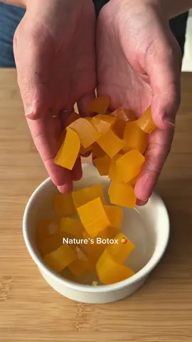 Part 2 | of my collagen jelly’s  Did you know that nature has its own version of Botox? 🍊✨ This collagen-boosting jelly is packed with vitamin C and natural gelatin to keep your skin glowing! 🌿 Ingredients: 	•	4 small oranges 🍊 	•	1 tbsp natural gelatin ✨ 	•	1 tsp honey 🍯 	•	1 tsp vanilla extract 🌿 Glowing skin starts from within—who’s adding this to their beauty routine? ✨💛 Save this recipe for later! 🔖 🌿 Why these ingredients? 🍊 Oranges – Rich in vitamin C, which helps stimulate collagen production and fights free radicals for youthful skin! ✨ Natural Gelatin – A great source of collagen that improves skin elasticity and strengthens hair and nails. 🍯 Honey – Full of antioxidants and antibacterial properties, promoting a healthy gut and glowing skin. 🌿 Vanilla Extract – Contains anti-inflammatory properties and a delicious flavor that makes these jelly even better! #glowfromwithin #collagen #naturalbotox #healthyskin #antiaging #orange  #creatorsearchinsights