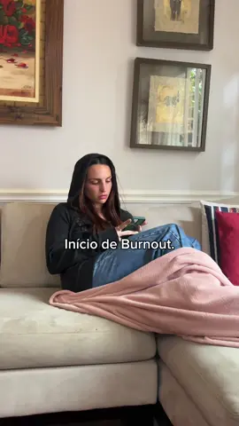 Parece cansaço, mas é burnout. Se você se identificou, agende sua sessão no link na bio. Meus seguidores tem valor especial. Não ignore os sinais, busque ajuda.  #Burnout #Estresse #VicioRedeSocial #Esgotamento 