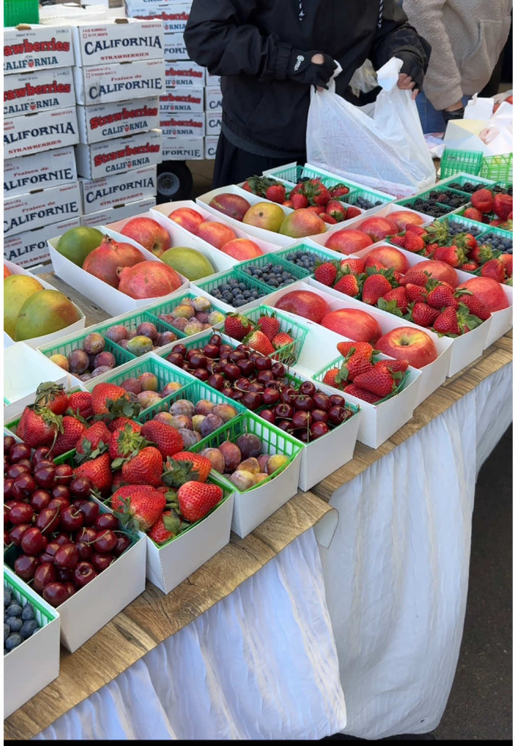 take yourself out on that solo date!! #lifestylecontent #solodate #solodateideas #farmersmarket #latetwenties #bepresent #dailyvlog 