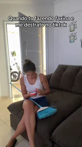 Quando to fazendo faxina e me distraio no celular 