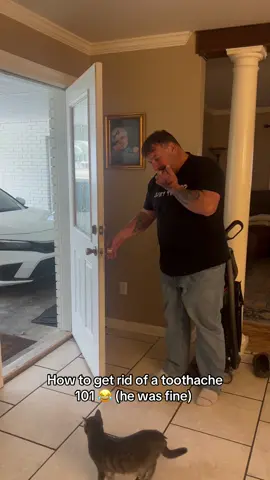 Pops vs the door 😂 @kfcradio (via:@Randy Bourque) 