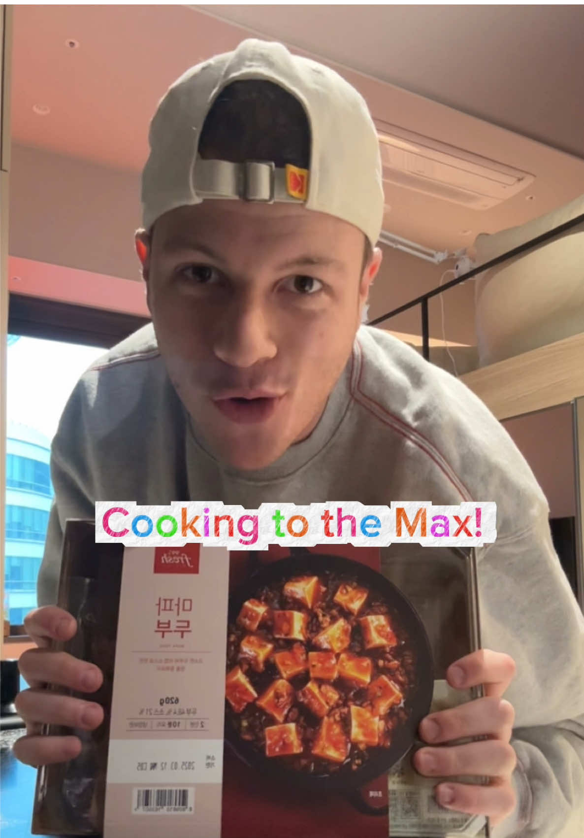 cooking (ish) to the max!! today’s episode: mapo tofu 🥵 cooking at home while living alone in Korea can be hard; groceries are more expensive than you’d think, and there are plenty of cheap solo eats in the city to go for instead. plus, trash disposal in Korea is very thorough and categorized by trash type (good!!) but it makes you want to avoid trash buildup in your own home sometimes.  but not only do i really enjoy cooking, i’m realizing that it’s a kind of therapy for me. i turn on Norah Jones or Haim and Kacey Musgraves and focus only on the process (and not me lol) for a little bit, and it’s really refreshing.  so cheers to cooking! cheers to tofu! and cheers to finding your peace, wherever that may be ☺️ #homecooking #cookingforone #apartmentherapy 