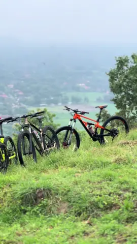 Wisata paralayang Gunung Gede Tatung, dulu tempat ini sangat ramai. Nasibmu kini 🚵‍♂️ Sambit-Tatung Balong Ponorogo #gowes #goweser #gowesponorogo #salamduapedal 
