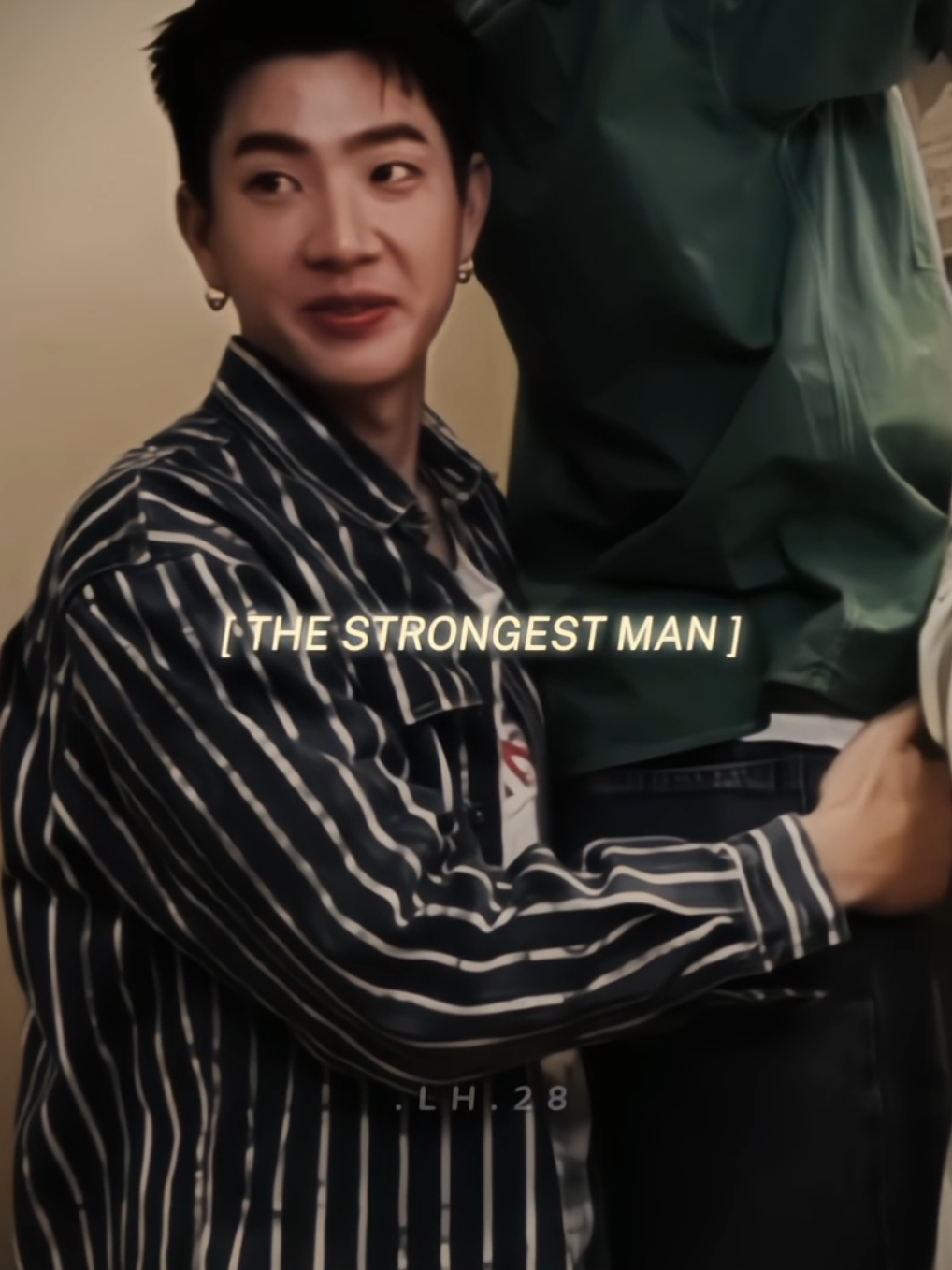 de verdad que ese hombre es muy fuerte para poder con tanto #offgun #offjumpol #gunatthaphan #gmmtv #notmetheseries #notme #notmeseries #theoryoflove #rainkantopini #gmmtvofficial #boyslove #boyxboy #seriesbl #thetrainee #blseries #ออฟกัน 