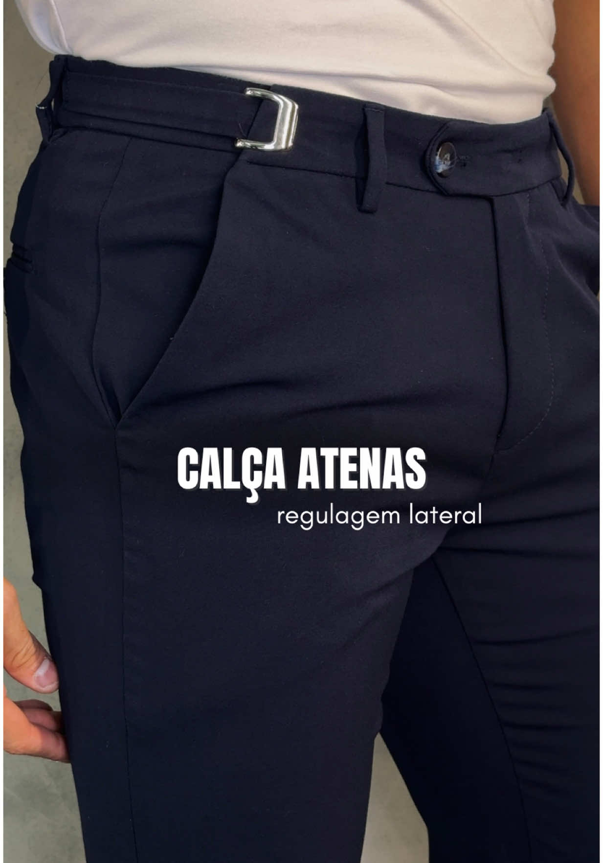 Calça Atenas com regulagem lateral, aumenta e diminui até dois tamanhos! Disponível no site, link na bio🔥 5 cores disponíveis: Preto, azul marinho, cinza e areia.  #calcaalfaiataria #outfit #inspooutfit 