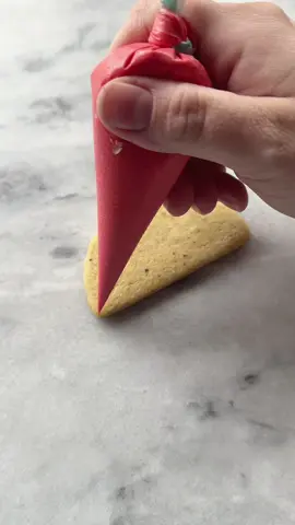 An accurate rainbow this time🌈 #cookiedecoratingvideos #cookietutorial #sugarcookies #cookiedecorating #royalicingcookies #decoratedcookies #oddlysatisfying #royalicing #rainbowcookies #stpatricksday 