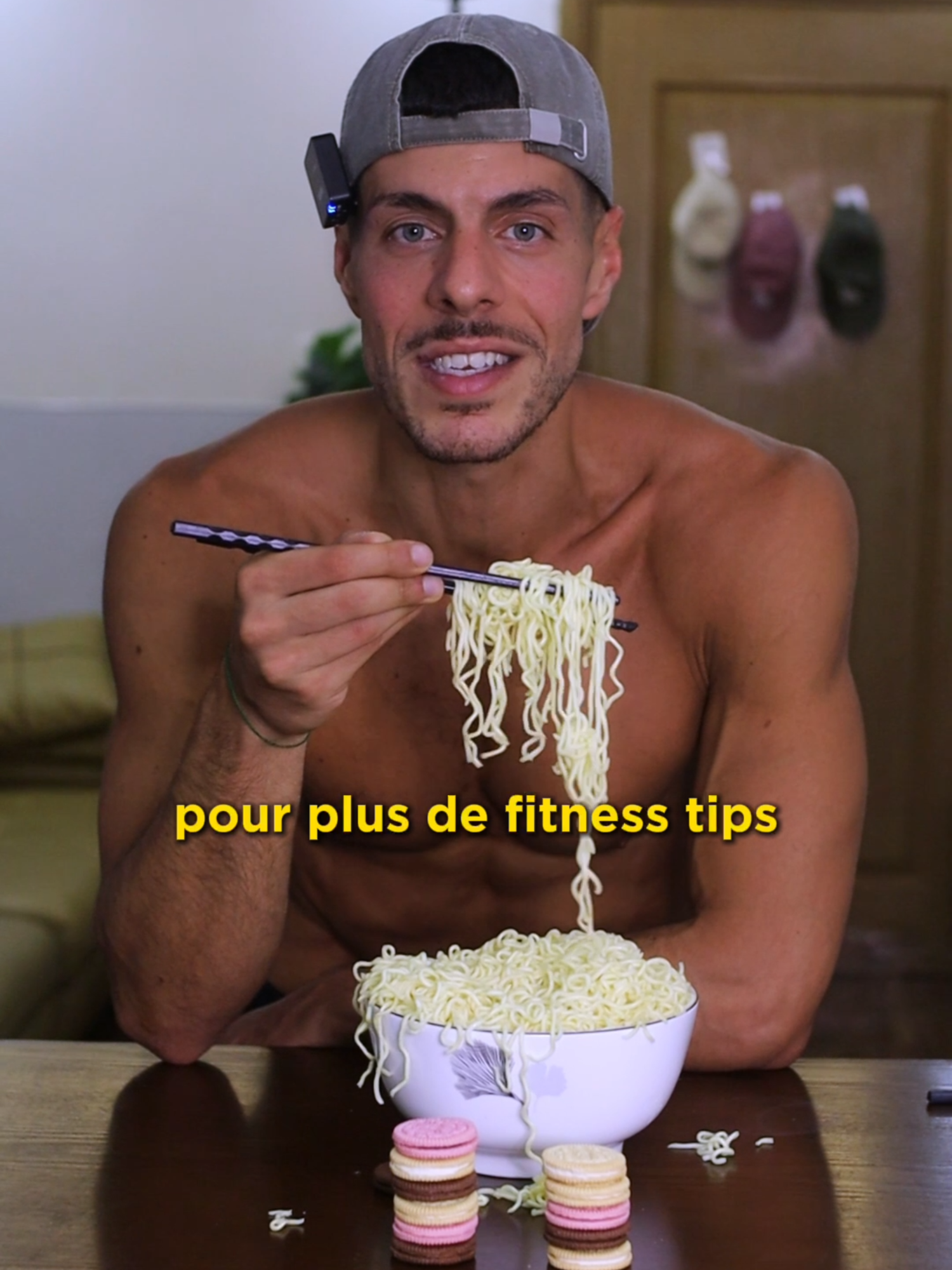 Dans cette vidéo, on décompose étape par étape ce qui se passe quand on dit adieu aux pâtes ! Au début, ton corps puise dans ses réserves de glycogène (muscles et foie) pour l’énergie 💥. Ton insuline chute et tu perds rapidement de l’eau (bye bye rétention) 🚰, mais attention aux premiers effets : fatigue, maux de tête et déshydratation 😬😣😩😰. Ensuite, place à la cétose ! Ton corps se met à transformer les graisses en énergie, ton cerveau passe en mode carburant cétonique 🧈➡️🧠 et ton appétit chute drastiquement 🚫🍪. Tes fringales, ton humeur, ton sommeil et ta concentration s’améliorent 👍. Mais, petit bémol : l’absence de glucides diminue la taille de tes muscles et tes performances sportives chutent 🏋️‍♂️⬇️. Après environ un mois, ton corps devient ultra efficient pour brûler les graisses, l’inflammation baisse et ta sensibilité à l’insuline s’améliore 🔥✅. La grande question : est-ce que ça vaut le coup de couper les glucides ? Dis-moi ce que tu en penses en commentaire ! 👇 Hashtags : #perdredugras #cétogène #Transformation #Santé #Nutrition #Fitness #pertedepoids