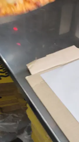 That cheese pull? Solid na solid! 😋🧀 Magpa-cheese pull na rin kayo! Order your favorite Angel's Pizza now! 🍕🧡