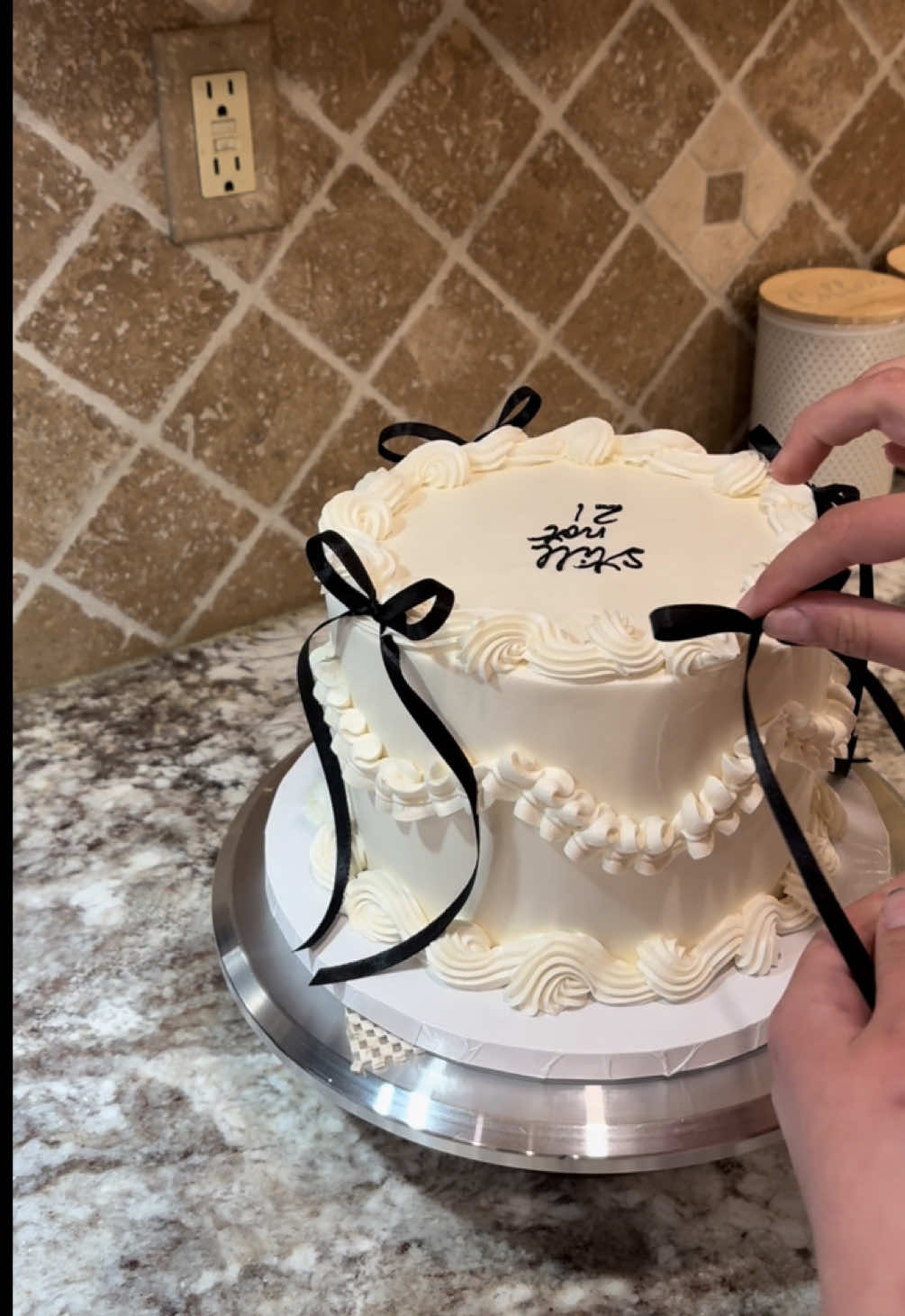 quick lil how-to minimalist vintage, one of my absolute favs 🫶🏼🙂‍↕️✨ can u tell that first clip was filmed at midnight after tewwww long of a day lol my eyes are dead BUT WE KEEP GOINNNN 💪🏼💪🏼 #cake #caketutorial #howto #vintage #vintagecake #blackbowcake #piling #buttercream #aadesserts #cakevlog #cakedecorating #cakedecorating101