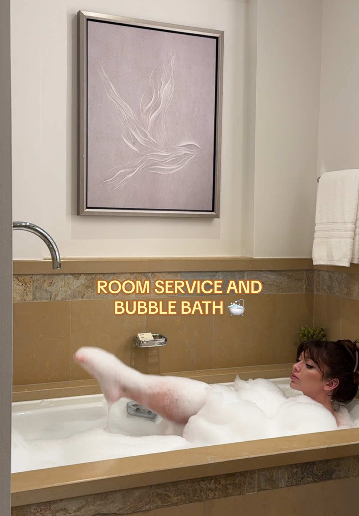 this is going to be my new hobby rating #hotelroomservice 🫧🛀🥗 #hotelroom #travel @TRESemmé 🖤 