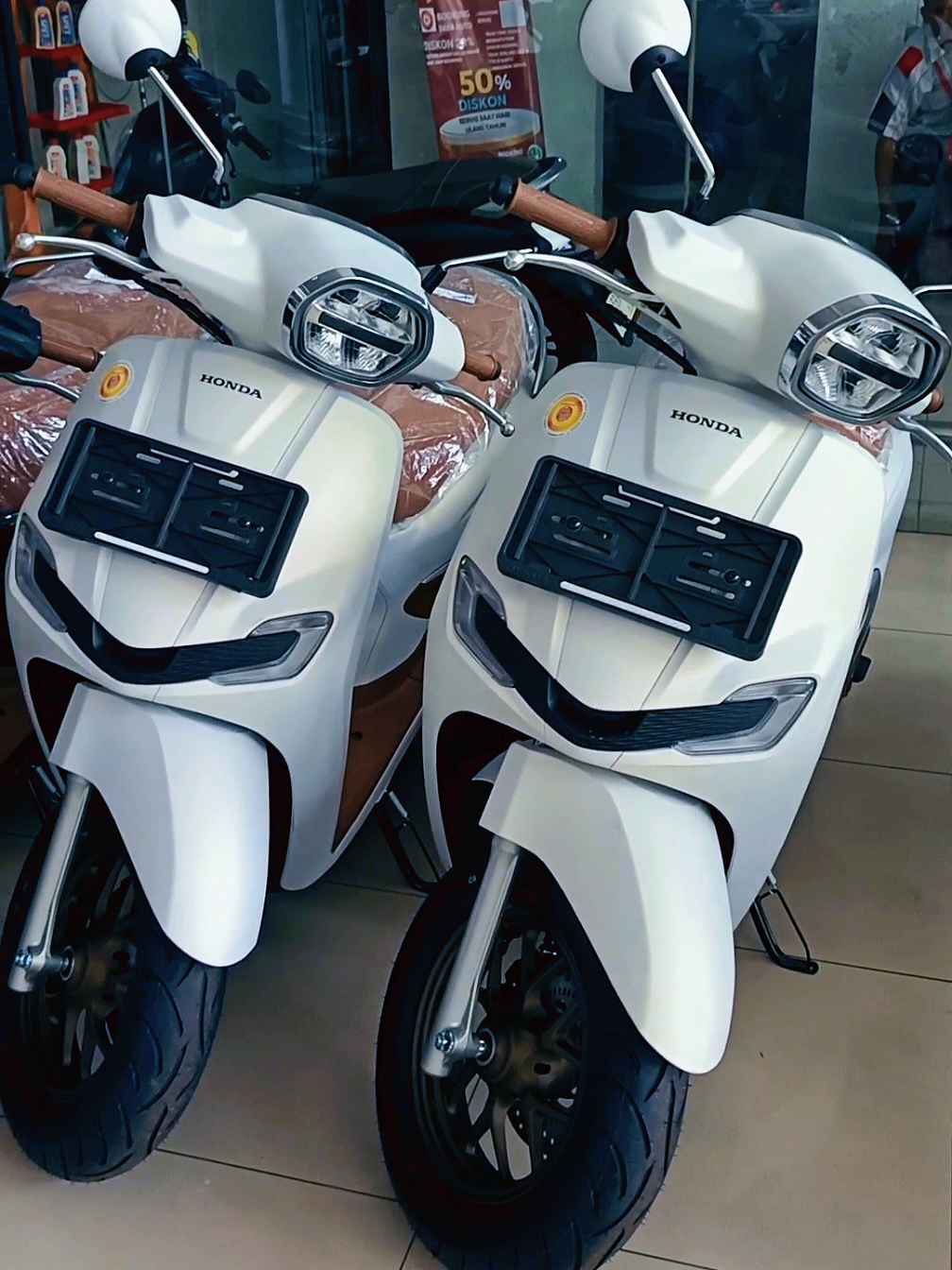 Pelanggan selalu menjadi komitmen bagi dealer Subur Jaya. Terimakasih telah mempercayakan pembelian sepeda motor pada Dealer subur jaya . Salam Satu Hati. 🤗🙏 ...  Ingin selalu update mengenai promo, hadiah, info dari Jaya Honda? Yuk follow sosial media lainnya!  Facebook: Aulia Fauziah Tiktok : Aulhondasuburjaya Instagram: @auliafauziah__ Kunjungi Dealer Kami di: 📍RE. Martadinata No. 44 Cipedes Kota Tasikmalaya 📍Jl. Perintis Kemerdekaan (Pangkalan Kawalu)  📍Depan Terminal Ciawi (Pos Ciawi)  📍Jl. Raya Cineam (Samping Pom) Kabupaten Tasikmalaya Hubungi *AULIA FAUZIAH* di nomor *082218519311* (Tlp/whatsapp)  untuk menanyakan seputar motor Honda nya🤗🙏 #dealerhondatasik #hondatasikmalaya #vario160 #vario125isssp #hondaciamis #hondapangandaran #motorhondatasik #suburjaya 