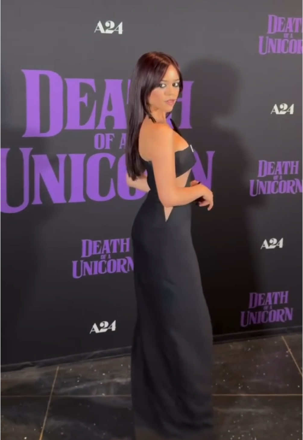 New video of Jenna at the new A24 movie premiere !! #jennaortega #fyp #xyzbca #premiere #deathofaunicorn #a24 #jennaortegaedit #jennaortegaedits #trending #recommendations #foryoupage #redcarpet #movie 