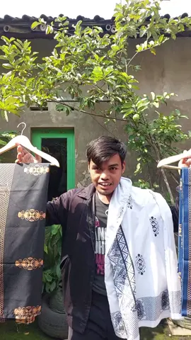 Membalas @sultanwarsono Bahannya adem bang, klo gak percaya cek ulasan dikeranjang kuning dibawah,  mumpung harga lagi promo, langsung gercepin sekarang juga bang karena harga bisa berubah sewaktu-waktu  #sarungsantri #sarungbatik #sarung #sarungelegan 