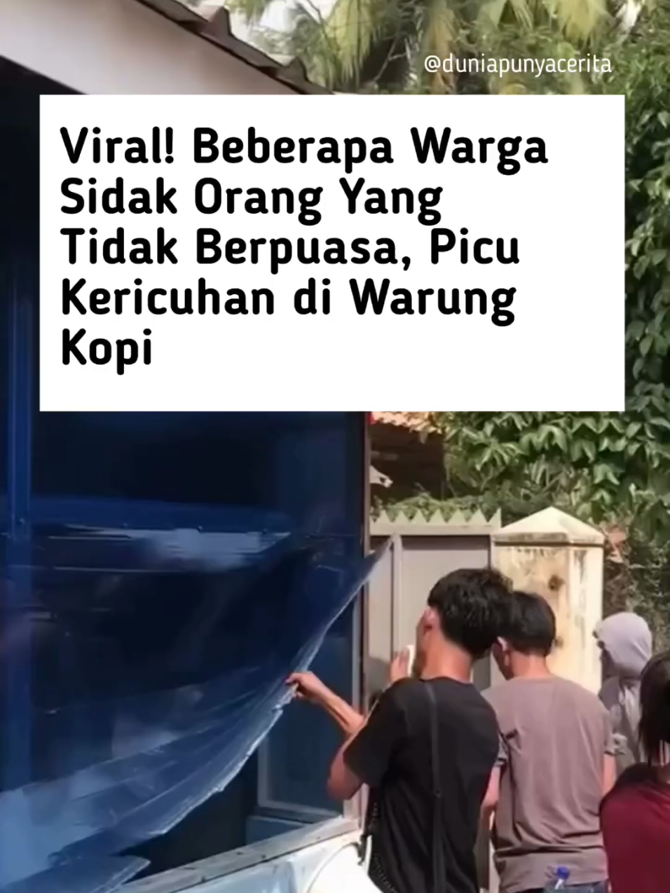 Beredar video sekelompok orang lakukan sweeping pada warung makan yang tetap buka di siang hari ketika bulan Ramadhan. Bukannya menegur dengan baik, kelompok tersebut malah lakukan perusakan pada fasilitas warung makan. Terlihat pemilik warung tersebut telah menutup fasilitas warung dengan papan yang rapat, namun berhasil di rusak oleh warga. Belum diketahui lokasi dan kapan aksi tersebut terjadi, namun banyak netizen mengomentari aksi warga yang kurang patut di contoh. 🎬 d10n_w4hyu