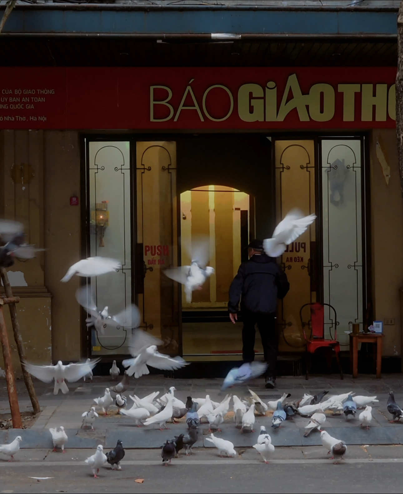 Những cái khung cảnh mà chỉ có những người dậy sớm tại Hà Nội mới bắt gặp được... #sony #sonya7cii #sonyvietnam #photography #filmmaker #hellochunn #fyp #cinematic 