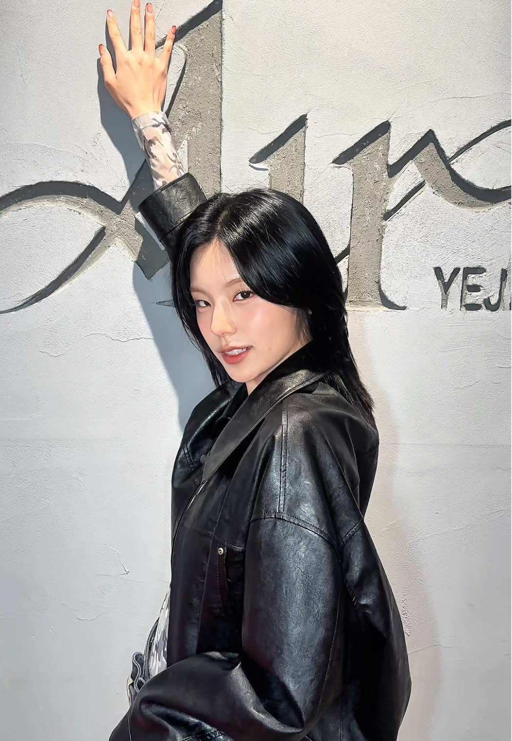 예지 AIR 팝업 스토어로 놀러오세'에어'🖤 🗓 2025. 03. 11. (TUE) – 03. 16. (SUN)  📍 장소 : 토로토로 스튜디오 (성동구 연무장17길 7) #ITZY #MIDZY #YEJI #예지 #YEJI_AIR #AirChallenge #YEJI_AIR_POPUP #예지팝업 #YEJI_POPUP