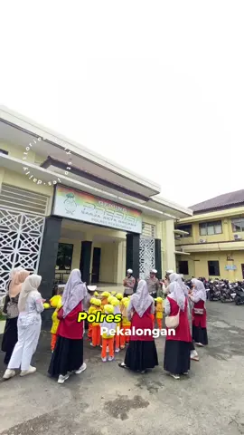Polisi Sahabat Anak Satlantas Polres Pekalongan bermain dan belajar tentang Lalu Lintas guna menanamkan disiplin berlalu lintas sejak usia dini. @ditlantaspoldajateng @humas_poldajateng  #humaspolri #humaspoldajateng #polisiindonesia #polantashadiruntuknegeri #polantassahabatmasyarakat #ditlantaspoldajateng #polrespekalongan 