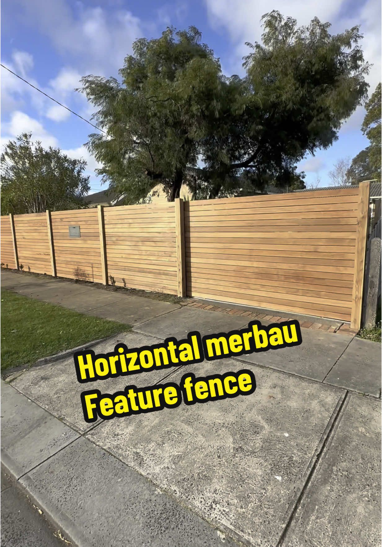 Replying to @tim  horizontal merbau front feature fence #merbau #fence #slidinggate #parcelbox  @Milkcan Outdoor Products 