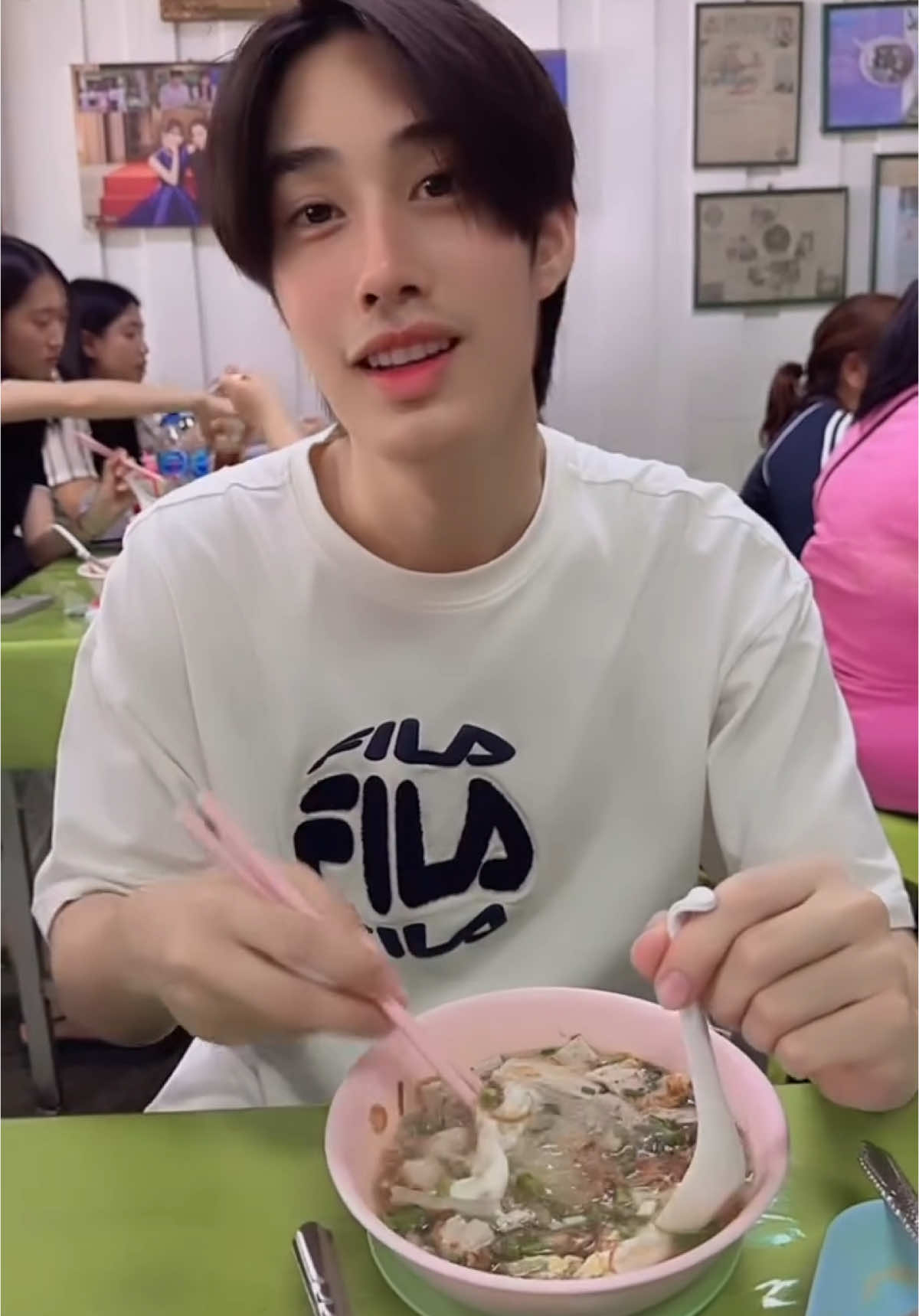 ผักในชามน้องเฟิร์สไปไหนนะ อ๋อๆ ไปอยู่ในชามพี่เติ้ลแล้ว☺️ #TleFirstone #เติ้ลเฟิร์สวัน  #Tle_mtm #Firstone  #เติ้ลมติมันท์ #เฟิร์สวันวรรณกร 