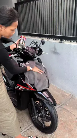 pengkilap motor serbaguna hafez restorer mampu melindungi seluruh body kendaraan termasuk ban dan velg, membuat tampilan motormu menjadi glowing seperti baru. chekout sekarang di keranjang kuning harga promo #hafez #hafezrestorer #pengkilapmotor #detailingmotor #perawatanmotor #foryou #fyp 