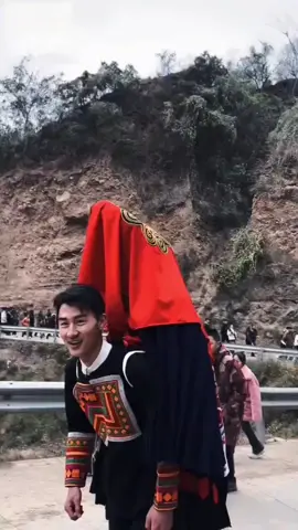 Cõng vk về thôi. Nhìn mặt anh ấy trông rất hạnh phúc . 