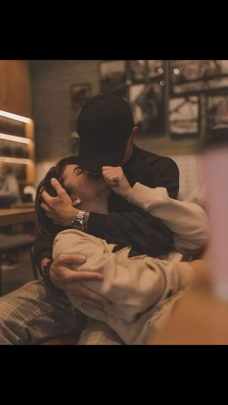 Người đàn ông có thương bạn hay không? Nhìn lúc cãi nhau với anh ta sẽ rõ. Nếu như lúc cãi nhau ... Anh ta thái độ nhượng bộ, cố gắng làm hòà, cố gắng ở bên bạn, không rời đi. Vậy thì đa số đều là người yêu thương bạn, muốn sống bên bạn yên bình, hạnh phúc. Còn như lúc cãi nhau mà anh ta hơn thua với bạn, không chịu nhường nhịn, đổ hết trách nhiệm lên bạn, hoặc chiến tranh lạnh rồi ngày hôm sau lại làm như chưa có chuyện gì... thì đa số là đàn ông ích kỉ. Sự hi sinh của bạn sẽ đều là vô ích, vì khi yêu đàn ông ích kỉ yêu bản thân nhiều hơn, cố chấp giữ lấy cái tôi của anh ta và tình yêu dành cho bạn luôn có điều kiện.